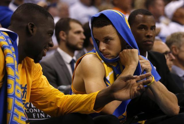 主队前场压 主队前场压